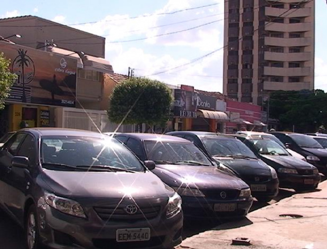 O horário das 12h é o mais crítico para encontrar vaga para estacionar nas ruas de Três Lagoas. (Foto: César Esquibel)