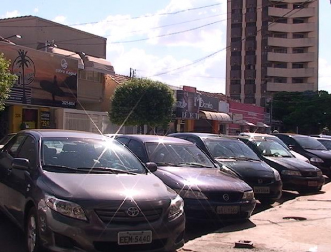 Três Lagoas pode acabar com estacionamento 45º e implantar área azul O horário das 12h é o mais crítico para encontrar vaga para estacionar nas ruas de Três Lagoas. (Foto: César Esquibel)