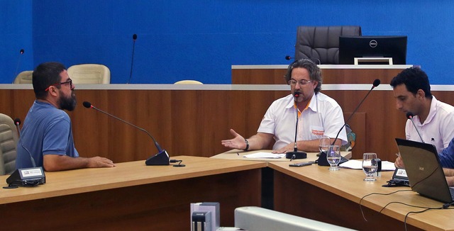 Desta vez, os vereadores professor Flodoaldo e Davis Martinelli, presidente e membro da Comissão, respectivamente, ouviram Jair Pereira da Silva Santos, coordenador de transporte da Semec  (Foto/Assessoria)