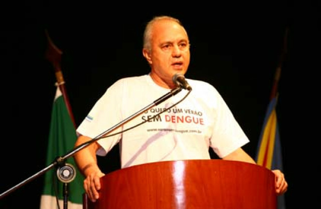 Veja como colaborar no combate à dengue. Participe, faça sua parte! Eugênio de Barros, secretário-adjunto de Saúde do Estado, anuncia chegada do vírus da dengue tipo 4.