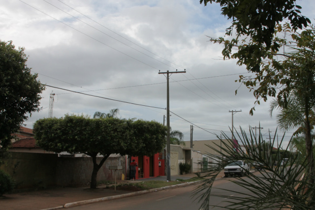 Neste trecho da Antônio Trajano, apenas o último poste do quarteirão possui iluminação (Foto: Larissa Lima)