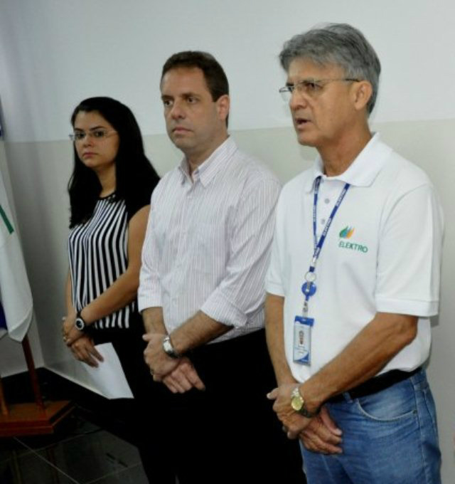 à direita, Nilton Azamuja, da Elektro, disse que o município está ciente de que pedidos para instalação de novos postes de iluminação seriam atendidos até 31/05/2013 (Foto: Arquivo/ Perfil News)