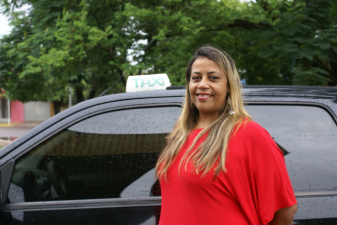 Marilza ao lado de seu taxi
Foto: Ana Paula Barbosa