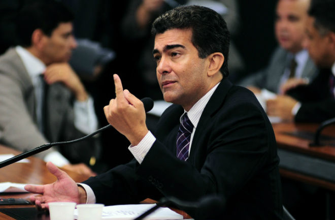 Projeto contra discriminação salarial da mulher deverá ser reexaminado Projeto que prevê fim da discriminação salarial entre homem e mulher é de autoria do deputado Marçal filho (PMDB-MS).
