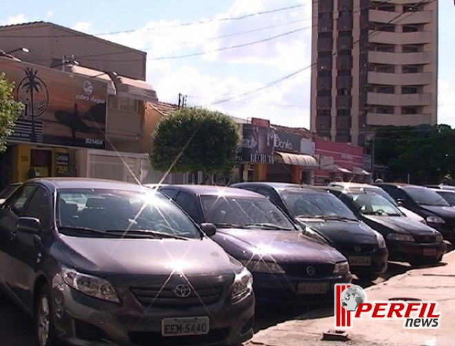 O horário mais complicado para estacionar no centro da cidade é ao meio-dia.
