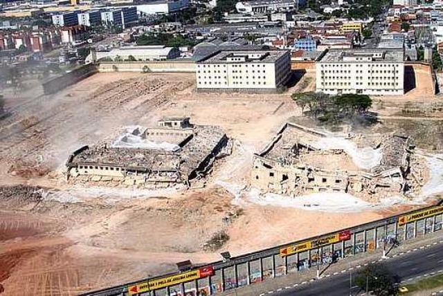 São Paulo – Em 2002, após 46 anos de funcionamento, o complexo do Carandiru começou a ser demolido Foto: Divulgação/Sérgio Andrade/ Prefeitura São Paulo)