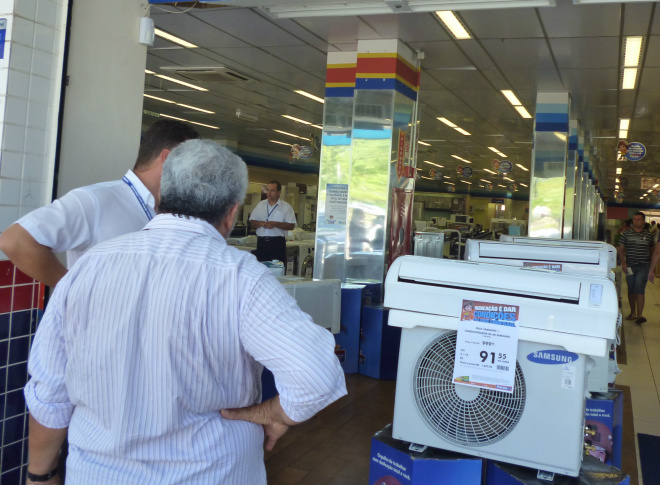 Calor provoca corrida de consumidores às lojas em busca de ventiladores Consumo de ventiladores e ar-condicionado aumenta com onda de calor em Três Lagoas. (Foto: Adriano Vialle).
