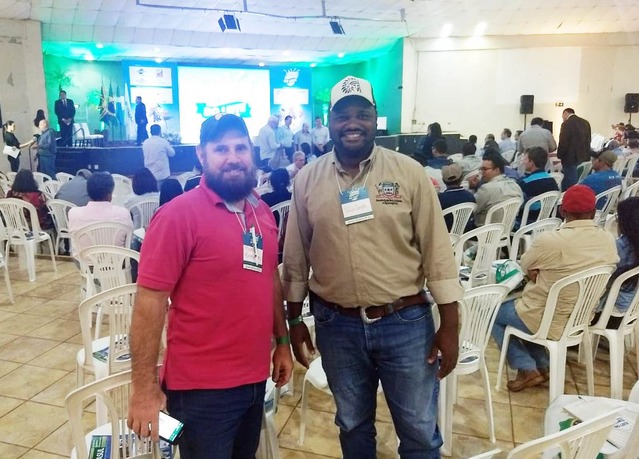 Coordenador de gestão de políticas públicas Célio Lopes de Barros e pelo engenheiro agrônomo Manoel Latta estão participando do evento em Campo Grande. Foto: Divulgação
