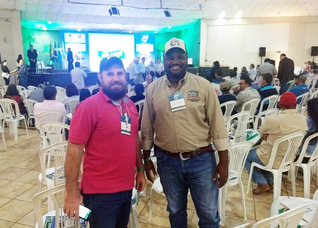 Diretoria de Agronegócio participa de capacitação para prestar apoio à produção de leite Coordenador de gestão de políticas públicas Célio Lopes de Barros e pelo engenheiro agrônomo Manoel Latta estão participando do evento em Campo Grande. Foto: Divulgação