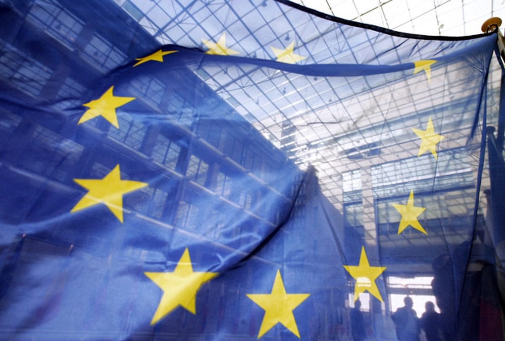 União Europeia e Mercosul fecham acordo comercial negociado há 20 anos Bandeira da União Europeia no QG do bloco, em Bruxelas, na Bélgica — Foto: AFP