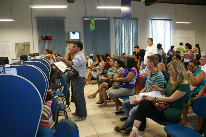 Recepção do setor de Tribuação da Prefeitura permaneceu lotada nesta sexta-feira, penúltimo dia últil para pagamento do IPTU. (Foto: Elisângela Ramos)