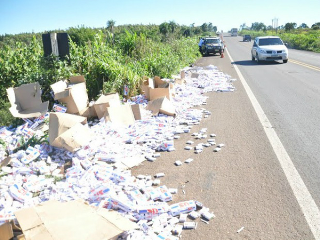 Carga de cigarros contrabandeados ficou espalhada (Foto: Maressa Mendonça/G1MS)