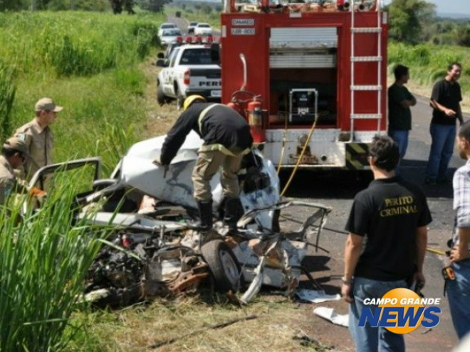 Batida entre caminhão e carro de passeio mata 3 pessoas na MS-480 Bombeiros trabalham no resgate das vítimas que estão presas às ferragens.
Foto: Almir Portela/ Nova News