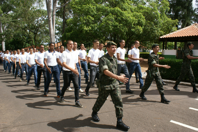 Solenidade reúne centenas de pessoas na sede da 2º Companhia de Infantaria Mais de 100 jovens foram incorporados na solenidade desta manhã (Foto: Ricardo Mendes)
