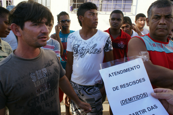 Operários demitidos foram convocados para tratar de rescisões, mas reclamam que empreiteira quer pagar apenas os saldos de salários, sem as verbas rescisórias. (Fotos: Jean Martins)