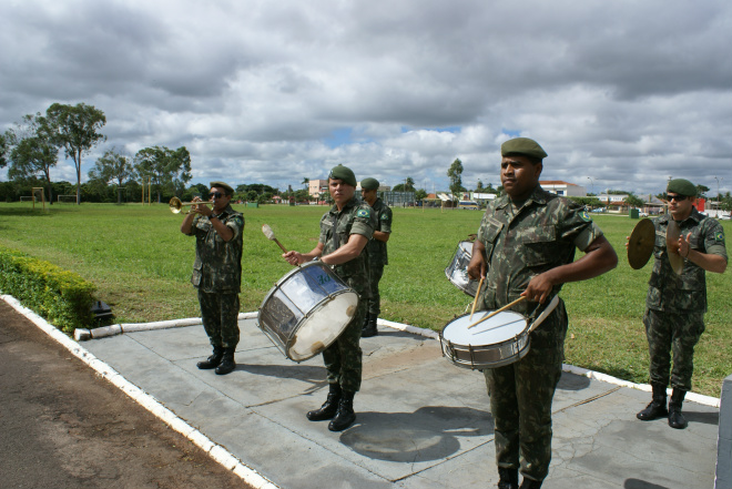 Solenidade reúne centenas de pessoas na sede da 2º Companhia de Infantaria Banda do Exército toca o Hino Nacional para iniciar a solenidade (Foto: Ricardo Mendes)