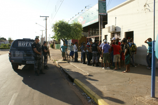 Empreiteira chama polícia por causa de aglomeração em escritório. Operários foram convocados para acerto.