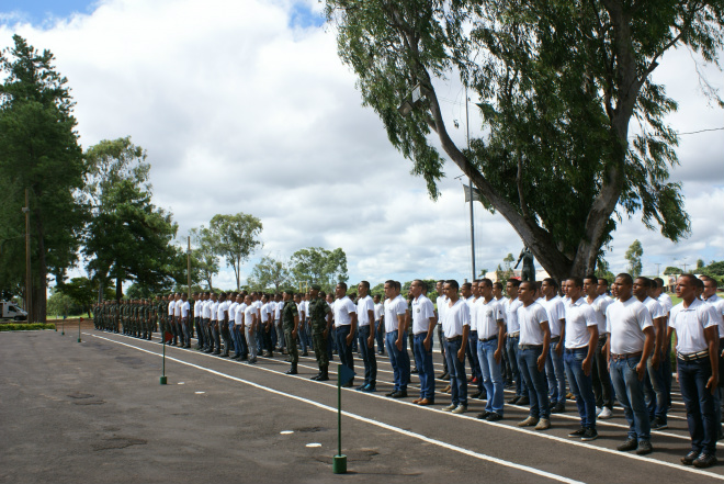 Jovens durante a solenidade que os tornaram soldados do Exército Brasileiro (Foto: Ricardo Mendes)