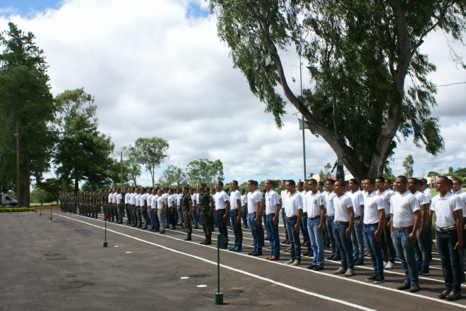 Solenidade reúne centenas de pessoas na sede da 2º Companhia de Infantaria Jovens durante a solenidade que os tornaram soldados do Exército Brasileiro (Foto: Ricardo Mendes)