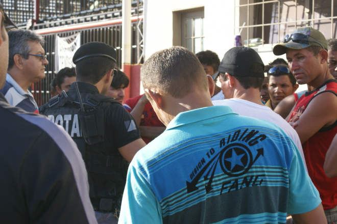 Operários ‘importados’ do Nordeste cobram direitos trabalhistas Policial Militar orienta operários a se organizarem por meio de sindicato ou comissão de tyrabalhadores para reivindicarem direitos na Justiça ou Ministério Público.