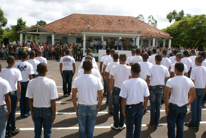 Jovens sob o olhar atento e emocionado dos familiares e autoridades (Foto: Ricardo Mendes)