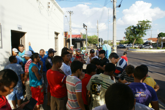 Operários ‘importados’ do Nordeste cobram direitos trabalhistas Trabalhadores se aglomeraram em frente de escritório da empreiteira nesta sexta-feira à tarde.