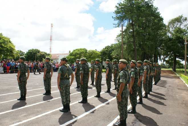 Solenidade reúne centenas de pessoas na sede da 2º Companhia de Infantaria Soldados do Exército cantam o Hino Nacional em solenidade de Incorporação de recrutas 2013 (Foto: Ricardo Mendes)