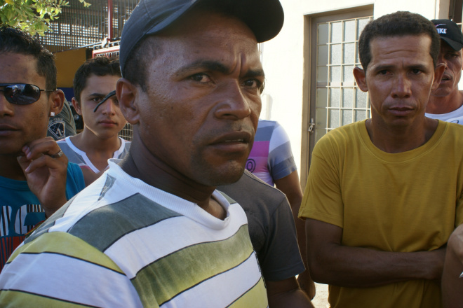 Operários ‘importados’ do Nordeste cobram direitos trabalhistas Operários veem descaso de empreiteira com situação; praticamente todos foram 'importados' do Nordeste.
