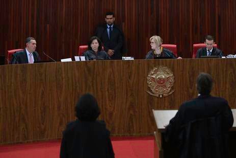 Por 6 votos a 1, TSE rejeita candidatura de Lula nas eleições O ministro Luís Roberto Barroso fala na sessão do TSE que negou pedido de registro de candidatura do ex-presidente Lula. Foto: Fabio Rodrigues Pozzebom/Agência Brasil