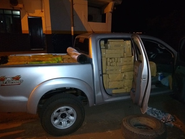 Hilux estava lotada de maconha, skank e cocaína. Foto: Divulgação