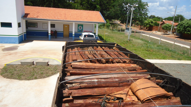 PMA de Três Lagoas autua pela 2ª vez empresa por transporte de madeira ilegal Madeira ilegal foi apreendida na BR 158
Foto: PMA