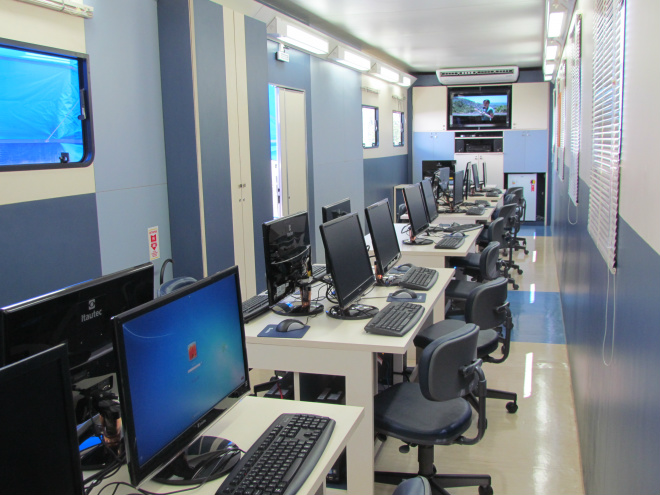 SENAC móvel chega a Nova Andradina e atende população Cada unidade móvel conta com 16 computadores totalmente novos e com todos os recursos disponíveis (Foto: Divulgação/Assecom)