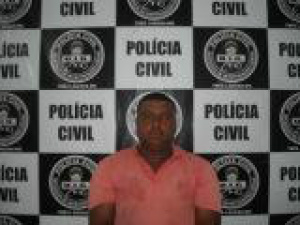 Foragido usa nome falso, mas acaba preso em Três Lagoas Carlos possui 16 processos e após ser preso foi encaminhado até Campo Grande
Foto: Polícia Civil