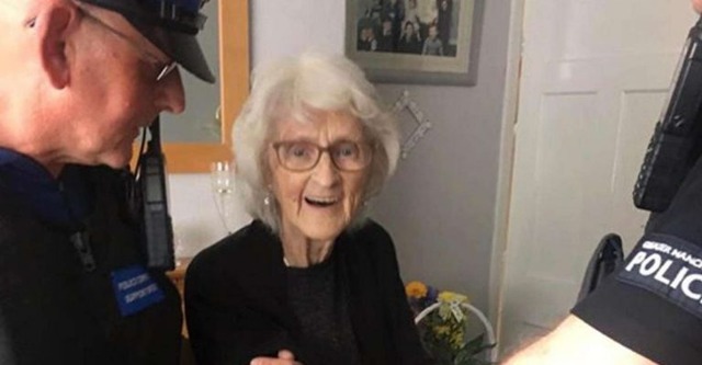 ‘Já para a cadeia’: senhora de 93 anos realiza desejo de ser ‘presa’ Reprodução