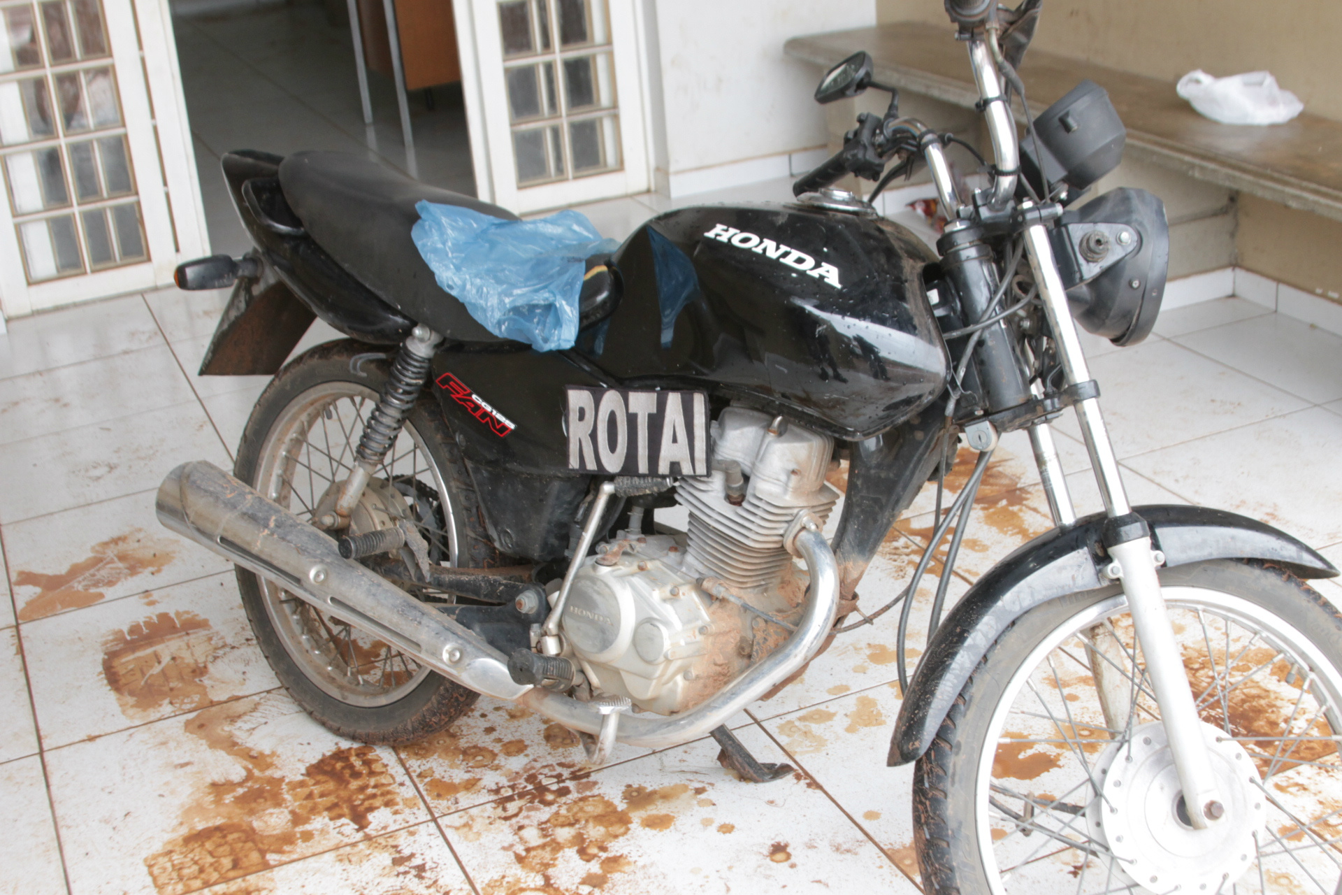 A moto teve as placas removidas para dificultar a identificação (Foto: Edivelton Kologi)
