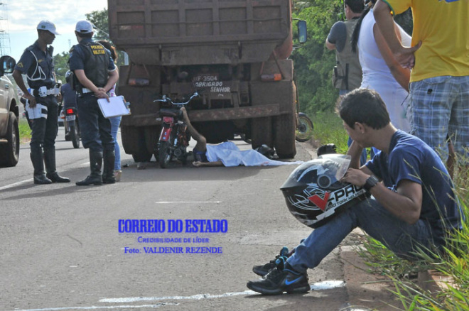 Motociclista nem chegou a ser socorrido porque morreu no local (Foto: Valdenir Rezende)