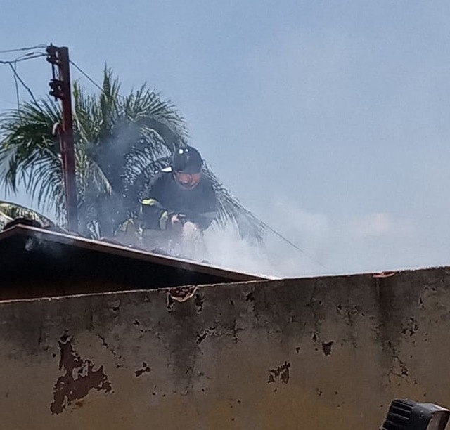 Criança de quatro anos coloca fogo no quarto enquanto brincava com isqueiro Bombeiro trabalhando na contenção do incêndio no Paranapungá. Foto: Divulgação CB