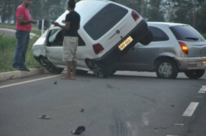 Acidente aconteceu enquanto motoristas faziam uma curva
Foto: Nova News