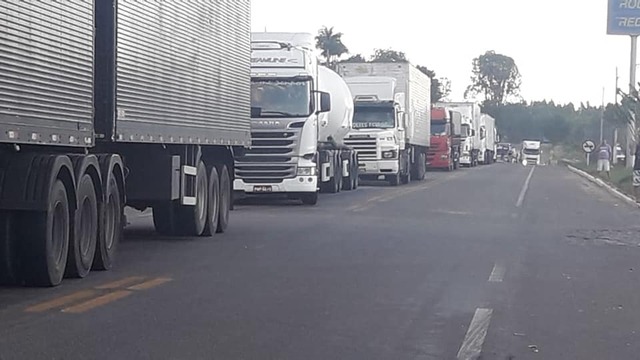 Fotos enviadas para a redação mostram o tamanho do congestionamento formado. 