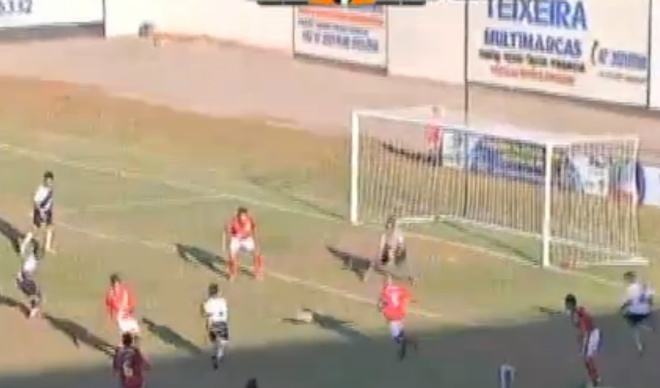 Lance do segundo gol do Misto quando o lateral Giordan recebeu um belo passe de dentro da área, chutou para o gol, sem chance de defesa para o goleiro Rodolfo (Foto: Reprodução TV Morena) 