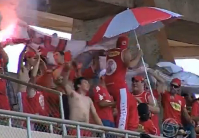 A pequena, mas ruidosa torcida comercialina ficou muda depois do segundo gol do Caracará da Fronteira (Foto: Reprodução TV Morena)