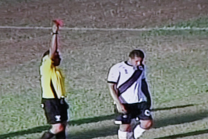 Quase o finalzinho da partida,  Maycon recebeu cartão vermelho, desfalcando a equipe do Carcará (Foto: Reprodução TV Morena) 