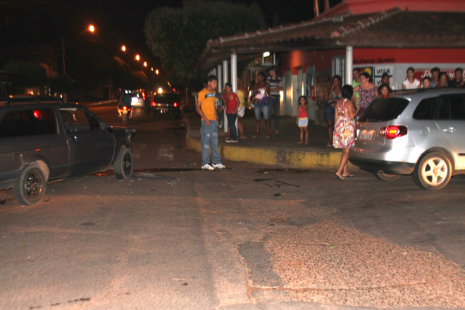 Defeito em semáforo provoca colisão entre veículos Colisão entre veículos atrai atenção de curiosos (Foto: Ricardo Ojeda)