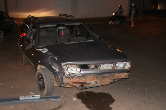 Defeito em semáforo provoca colisão entre veículos Parati ficou com a frente bastante danificada (Foto: Ricardo Ojeda)