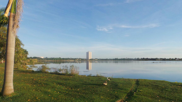 Pela manhã poucos nuvens puderam ser visualizadas em Três Lagoas. (Foto: Ricardo Ojeda)