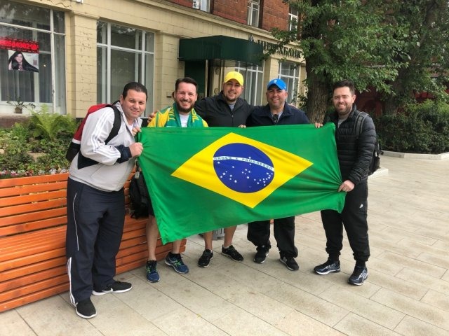 Em Moscou, três-lagoense é só alegria com ingresso das quartas de final Mário Grassi, de boné amarelo, com seus amigos paulistas, parceiros da aventura na Copa do Mundo na Rússia, prontos para o duelo com a Bélgica (Foto: Paulo Nonato de Souza)