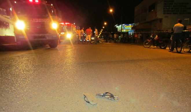 Devido a violência da batida, corpo da idosa foi arremessado a vários metros do local do acidente (Foto: Pollyanna Eloy/Minuto MS)