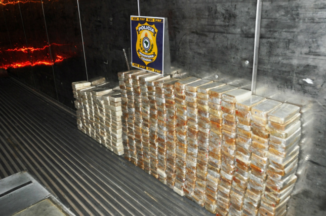 Cocaína apreendida pela PRF estava em fundo falso de contêiner frigorífico. (Foto: Divulgação/PRF)