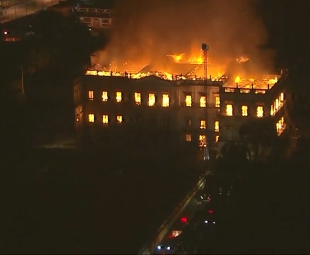 Incêndio de grandes proporções destrói acervo de cerca de 20 milhões de itens. Foto: Reprodução TV Globo
