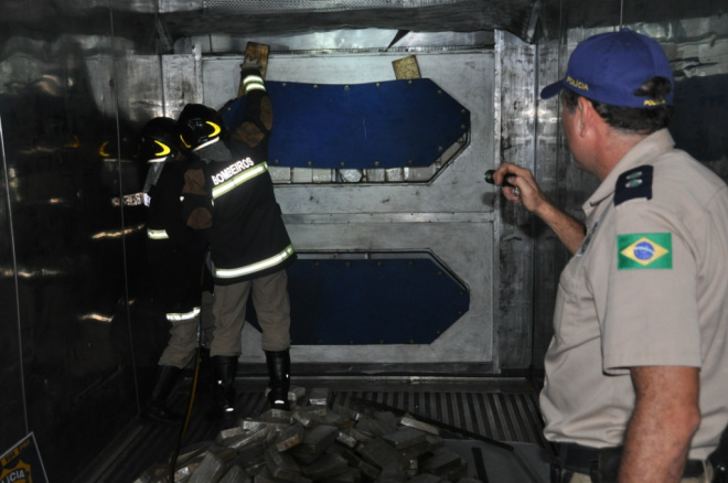 Bombeiros usaram equipamentos hidráulicos para retirar droga de fundo falso de contêiner. 